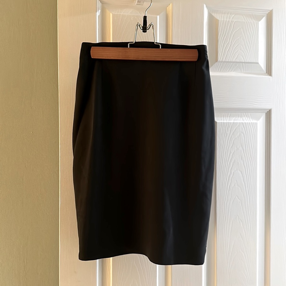 Liz Claiborne Size 4 Pencil Skirt. 100% Silk. Lined.